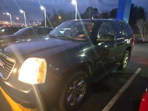 Used 2011 GMC Yukon SLT w/ SLT-2 Equipment Package image 2