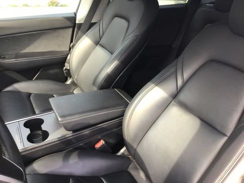 Used 2022 Tesla Model Y Long Range AWD/4WD image 19