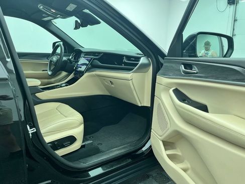 Used 2023 Jeep Grand Cherokee L Limited w/ Luxury Tech Group II AWD/4WD image 30