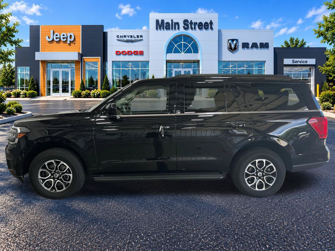 Used 2024 Ford Expedition XLT AWD/4WD image 2