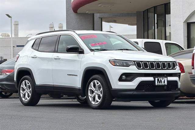 Used 2024 Jeep Compass Latitude AWD/4WD image 2