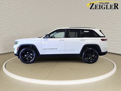 Used 2023 Jeep Grand Cherokee Limited w/ Black Appearance Package AWD/4WD image 8