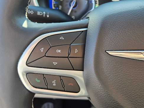 Used 2022 Chrysler Pacifica Touring-L FWD image 27