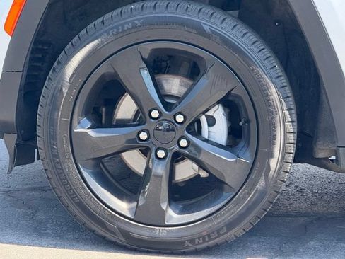 Used 2024 Jeep Grand Cherokee Altitude AWD/4WD image 13