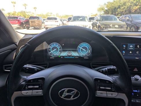 Used 2022 Hyundai Elantra Limited FWD image 29
