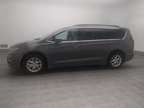 Used 2022 Chrysler Pacifica Touring-L FWD image 2