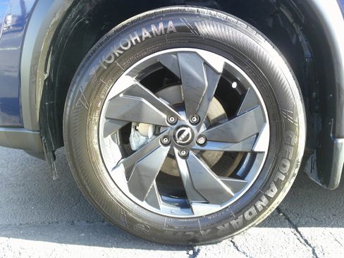 Used 2024 Nissan Rogue SV w/ SV Premium Package image 12