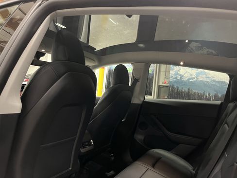 Used 2022 Tesla Model Y Long Range image 15