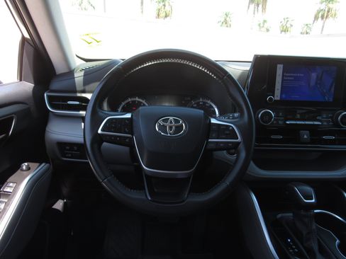 Used 2023 Toyota Highlander LE FWD image 22