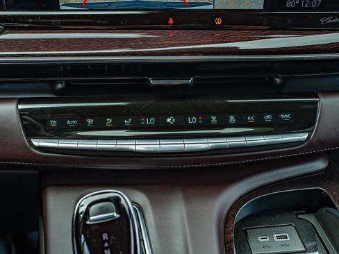 Used 2023 Cadillac Escalade ESV Premium Luxury Platinum AWD/4WD image 27