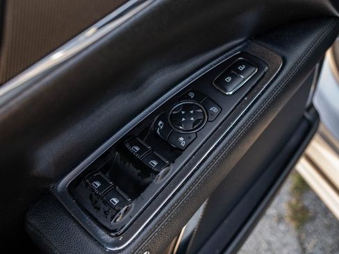 Used 2017 Lincoln Continental Select image 11