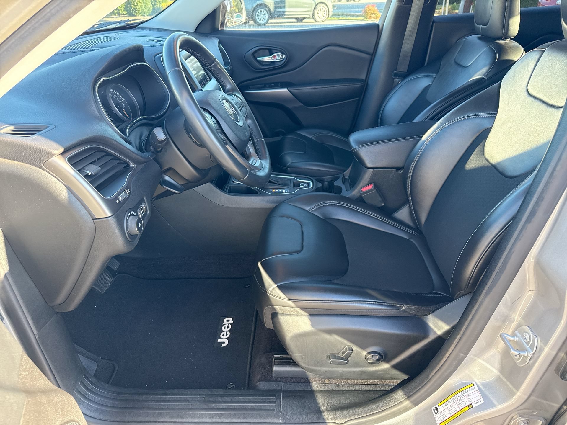 Used 2019 Jeep Cherokee Latitude Plus FWD image 21