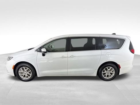 Used 2023 Chrysler Pacifica Touring-L FWD image 8