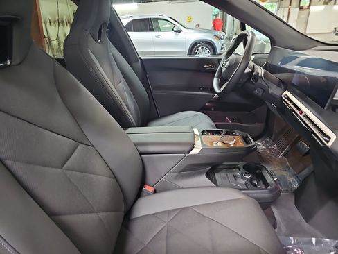 Used 2024 BMW iX xDrive50 w/ Premium Package AWD/4WD image 10