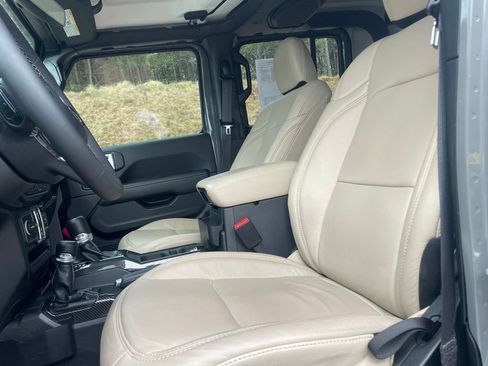 Used 2023 Jeep Gladiator Overland w/ Cold Weather Group image 12