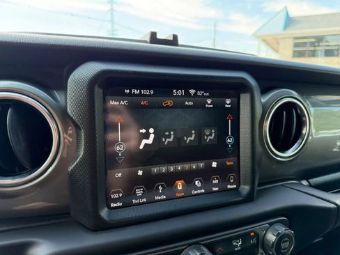 Used 2019 Jeep Wrangler Unlimited Sahara AWD/4WD image 37