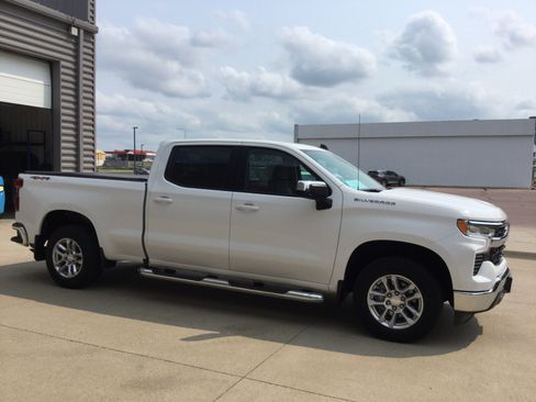 Used 2022 Chevrolet Silverado 1500 LT AWD/4WD image 3