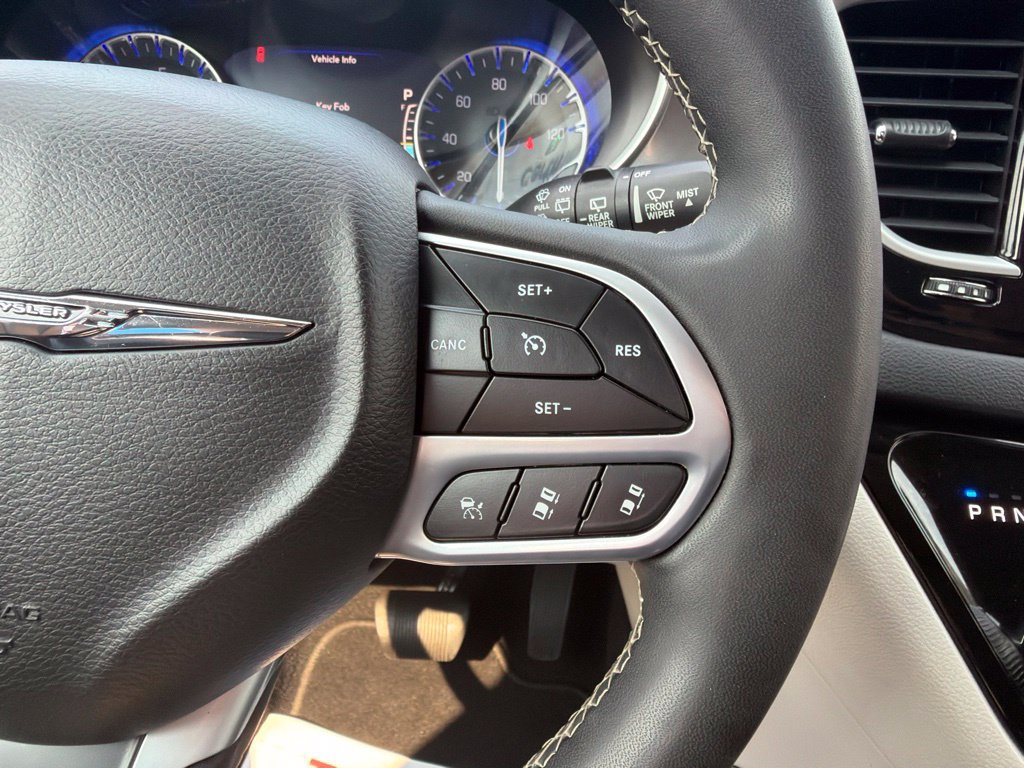 Used 2023 Chrysler Pacifica Touring-L FWD image 17