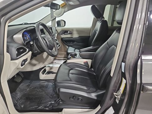 Used 2023 Chrysler Pacifica Touring-L FWD image 10