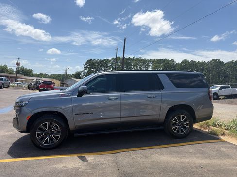 Used 2022 Chevrolet Suburban Z71 w/ Luxury Package AWD/4WD image 2