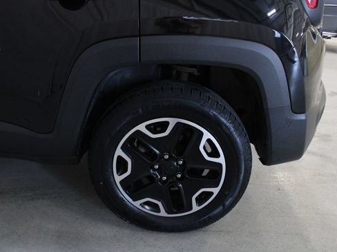 Used 2016 Jeep Renegade Trailhawk w/ Premium Trailhawk Package AWD/4WD image 27