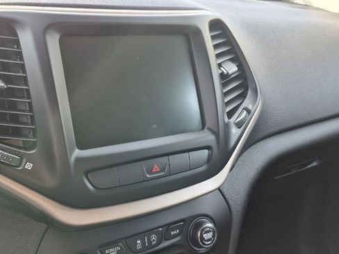 Used 2015 Jeep Cherokee Latitude w/ Cold Weather Group AWD/4WD image 8