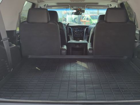 Used 2018 Cadillac Escalade Luxury RWD image 6