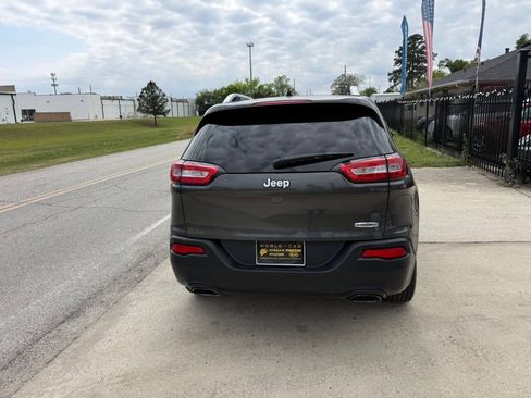 Used 2017 Jeep Cherokee Latitude w/ Comfort & Sound Group FWD image 8