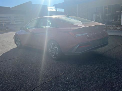 Certified 2024 Hyundai Elantra Limited image 3