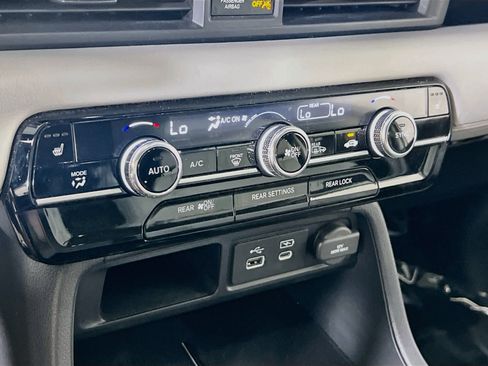 Used 2023 Honda Pilot Touring image 16
