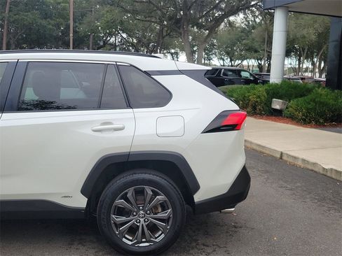 Used 2022 Toyota RAV4 XLE Premium image 7