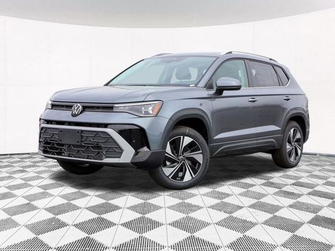 New 2025 Volkswagen Taos SE image 2