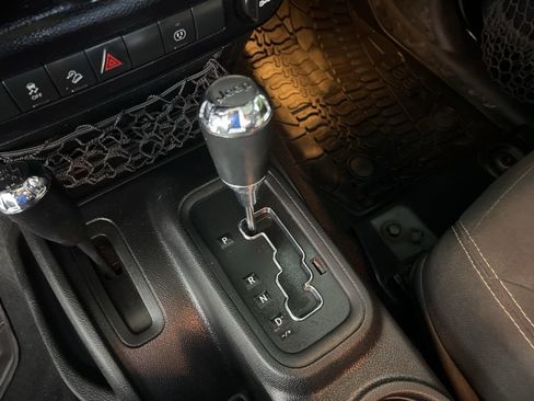 Used 2015 Jeep Wrangler Unlimited Rubicon w/ Connectivity Group image 13