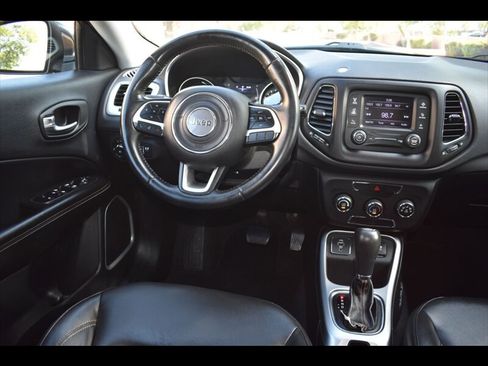 Used 2018 Jeep Compass Latitude FWD image 28