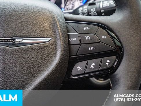 Used 2025 Chrysler Pacifica Limited image 33