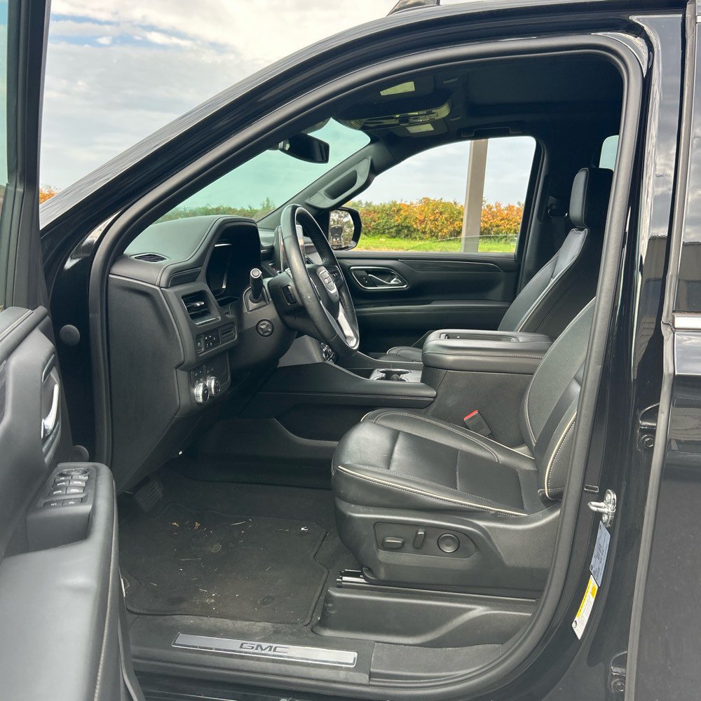 Used 2023 GMC Yukon SLT w/ SLT Luxury Package AWD/4WD image 3