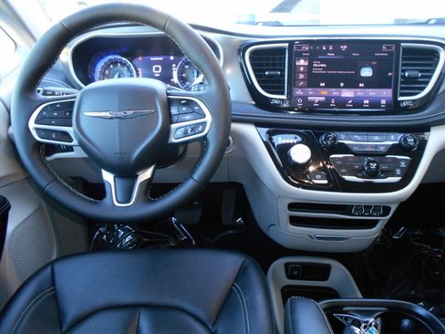 Used 2024 Chrysler Pacifica Touring-L FWD image 4