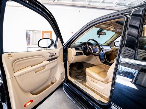 Used 2014 Cadillac Escalade Luxury image 29