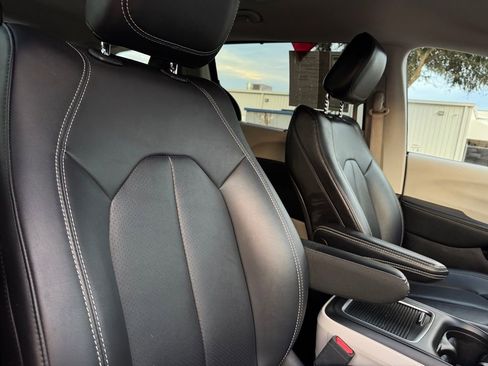 Used 2024 Chrysler Pacifica Touring-L image 32