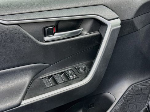 Used 2025 Toyota RAV4 XLE AWD/4WD image 15