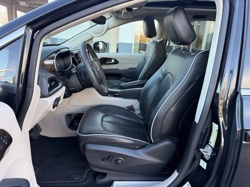 Used 2023 Chrysler Pacifica Limited image 14