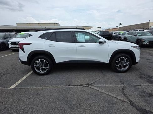 Used 2024 Chevrolet Trax LT w/ LT Convenience Package image 8