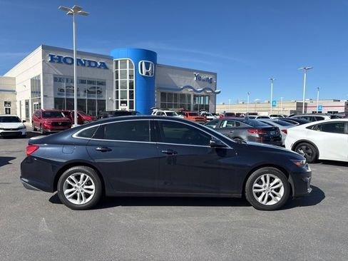 Used 2016 Chevrolet Malibu LT image 2