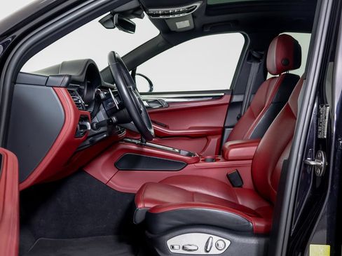 Certified 2023 Porsche Macan AWD/4WD image 5