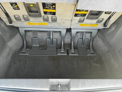 Used 2012 Toyota Sienna LE w/ Towing Pkg FWD image 10