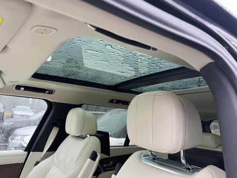 Used 2025 Land Rover Range Rover Long Wheelbase SE image 18