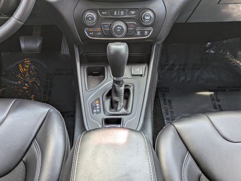 Used 2019 Jeep Cherokee Latitude Plus FWD image 19