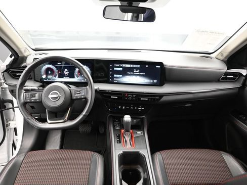 Used 2025 Nissan Kicks SR FWD image 17