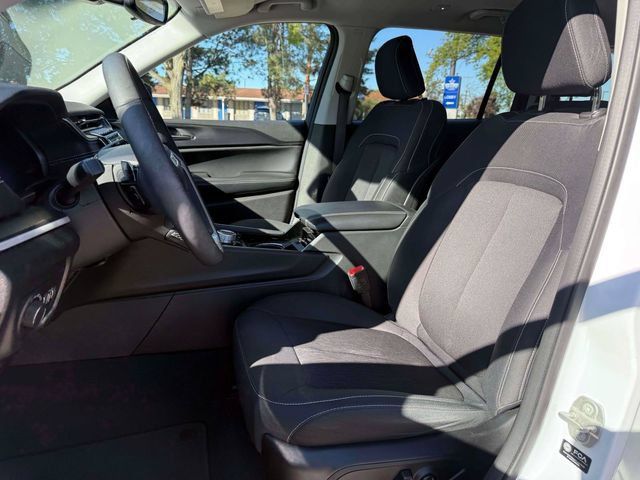 Used 2023 Jeep Grand Cherokee L Laredo w/ Luxury Tech Group I AWD/4WD image 18