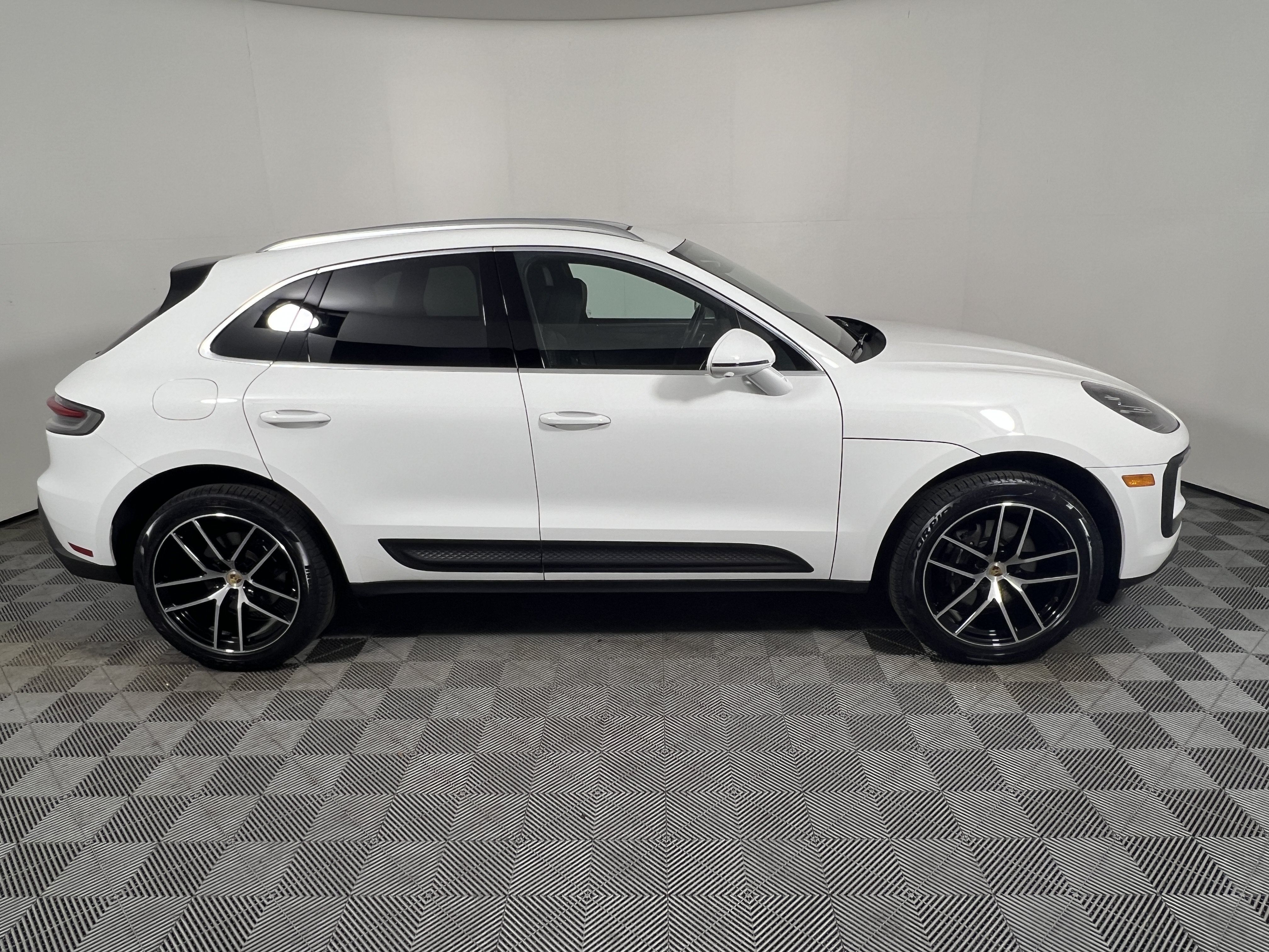 Certified 2024 Porsche Macan AWD/4WD image 8